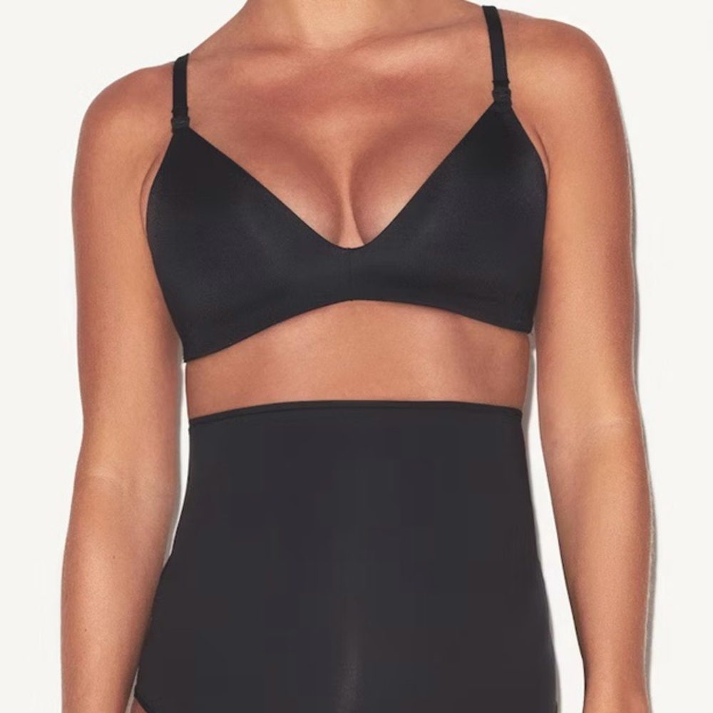 NWOT SKIMS Black Maternity Nursing Bra Wireless Form